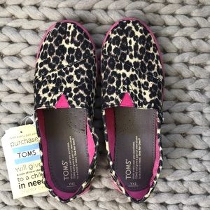 NWT toms cheetah print shoes